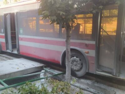 برخورد اتوبوس با ۵ موتور و ۲ خودرو در خیابان ولیعصر/ شرکت واحد: علت دقیق در دست بررسی است